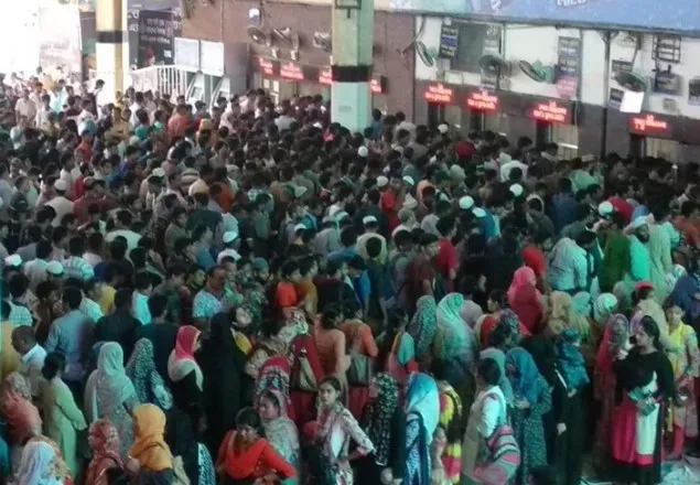 শেষ দিনে ট্রেনের টিকিটের জন্য উপচে পড়া ভিড়