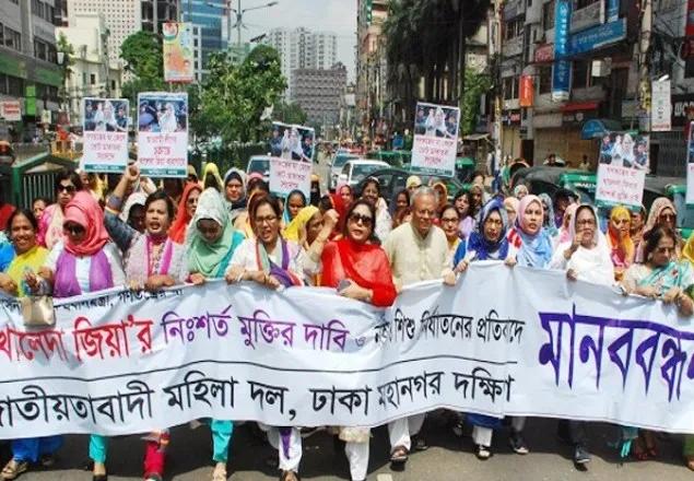 খালেদা জিয়ার মুক্তির দাবিতে রিজভীর নেতৃত্বে মহিলা দলের মিছিল