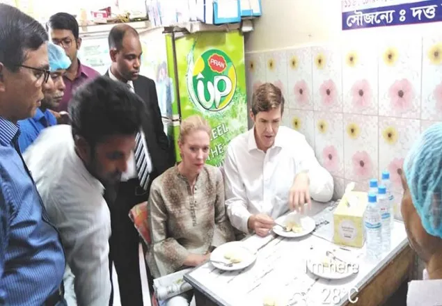 দত্তের মিষ্টি খেলেন মার্কিন রাষ্ট্রদূত রবার্ট মিলার
