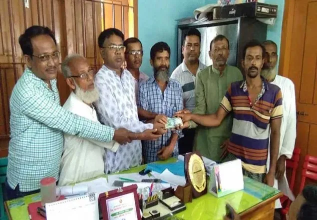 রাস্তায় টাকার বান্ডেল পেয়ে মালিকের খোঁজে চটপটি বিক্রেতা