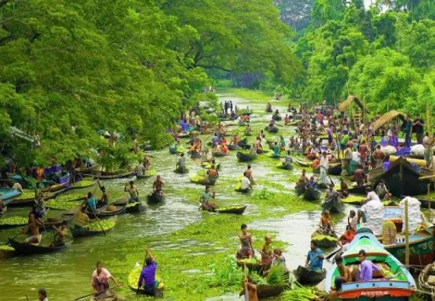 ভাসমান পেয়ারা বাজার মাসে কোটি টাকা লেনদেন