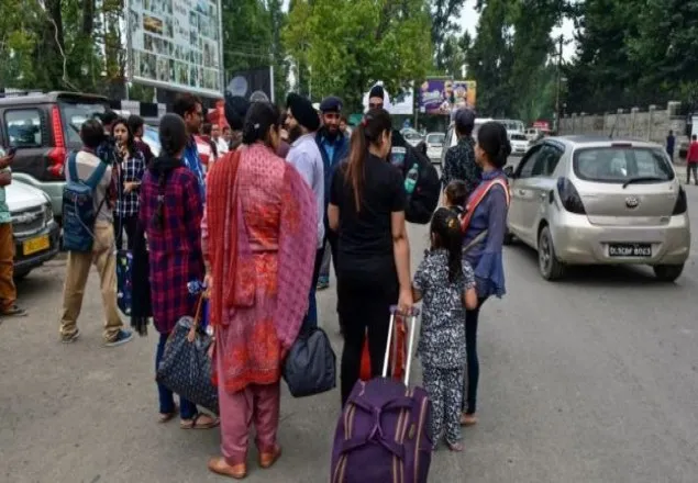 কি হবে কাশ্মীরে? দলে দলে পালাচ্ছে কেনো লোকজন?