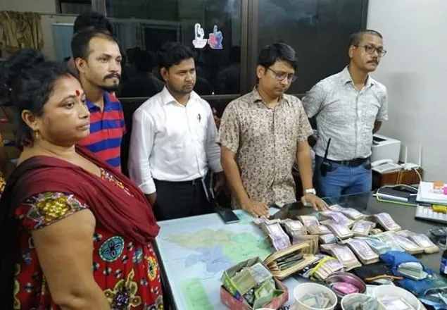 ১৯ লাখ টাকাসহ স্ত্রী গ্রেপ্তার স্বামী পালাতক