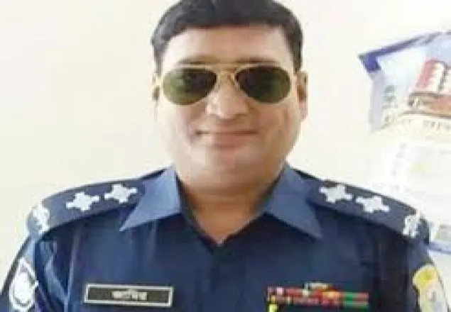 দপ্তরির কানের পর্দা ফাটানো এসআই ক্লোজ