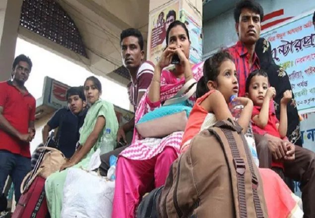 বৃষ্টিতে দুর্ভোগ নিয়ে ঘরে ফেরা শুরু