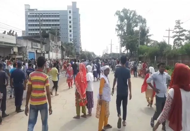 বোনাসের দাবিতে শ্রমিকদের সড়ক অবরোধ