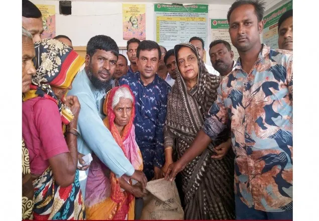 সুন্দরগঞ্জে দুস্থদের মাঝে ত্রাণ বিতরণ করলেন আফরুজা বারী 