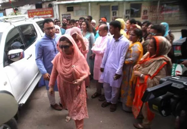 খালেদা জিয়ার সঙ্গে সাক্ষাৎ করতে বিএসএমএমইউতে স্বজনরা