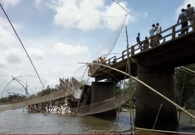 ইসলামপুরে ব্রিজ ভেঙে নদীতে অটো, নিখোঁজ ৬
