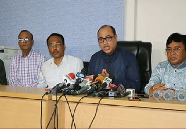 ‘কাঁচা চামড়া রফতানিতে লাভবান আড়তদাররা, হুমকিতে ট্যানারি শিল্প’ 