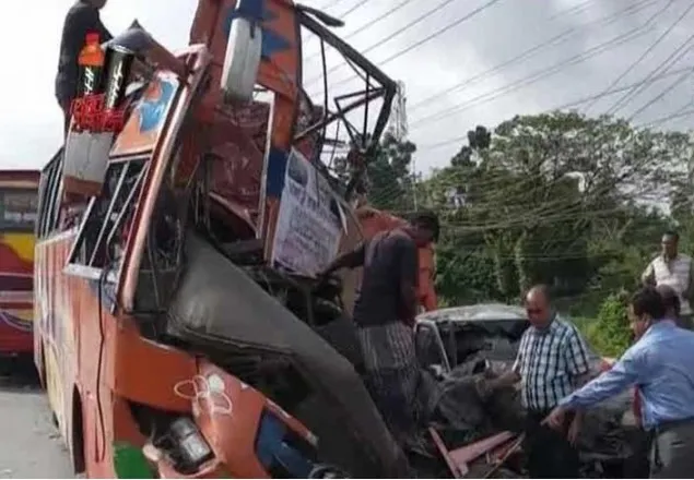 ফেনীতে গাছের সঙ্গে পিকনিকের বাসের ধাক্কা, নিহত ৭
