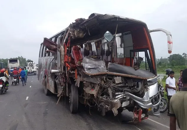 ৮ ঘণ্টায় সড়ক দুর্ঘটনায় নিহত ২৩