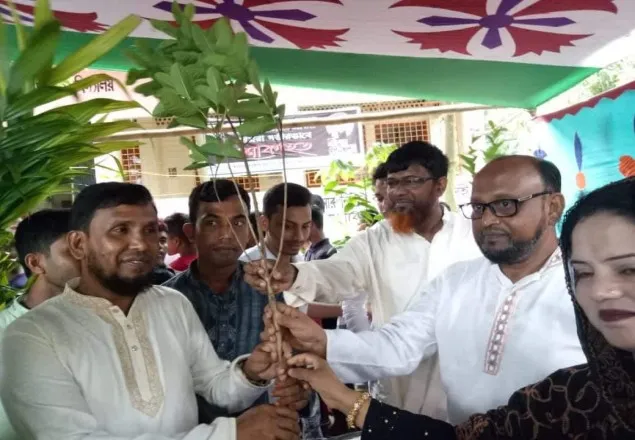 স্বপ্নীল মেঘনা গ্রুপের গাছের চারা বিতরন