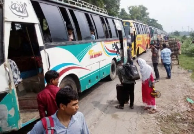 দৌলতদিয়ায় ৭ কিলোমিটার যানজট, যাত্রীদের চরম দুর্ভোগ