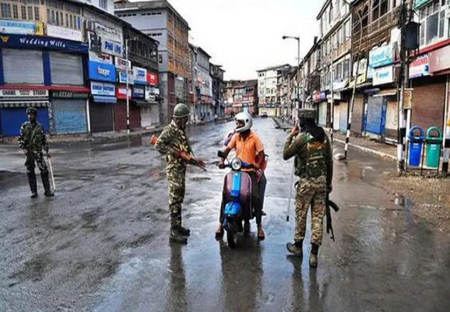 কাশ্মীরে বাড়িতে গিয়ে যুবকদের তুলে নিয়ে যাচ্ছে সশস্ত্র বাহিনী