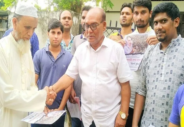 খালেদা জিয়ার মুক্তি দাবিতে অধ্যাপক শাহজাহানের লিফলেট বিতরণ