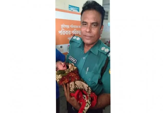 কুকুরের মুখে নবজাতক, উদ্ধার করলেন এসআই