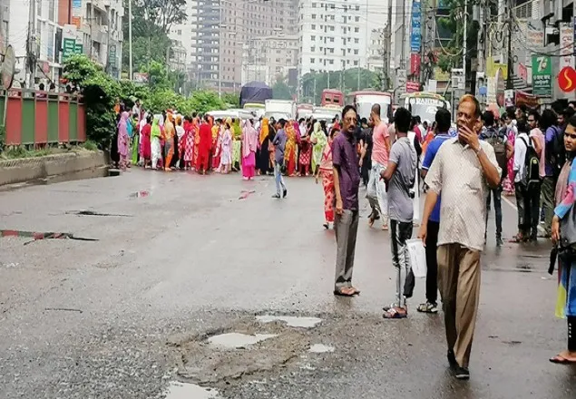 শ্যামলীতে গার্মেন্টের শ্রমিকদের রাস্তা অবরোধ