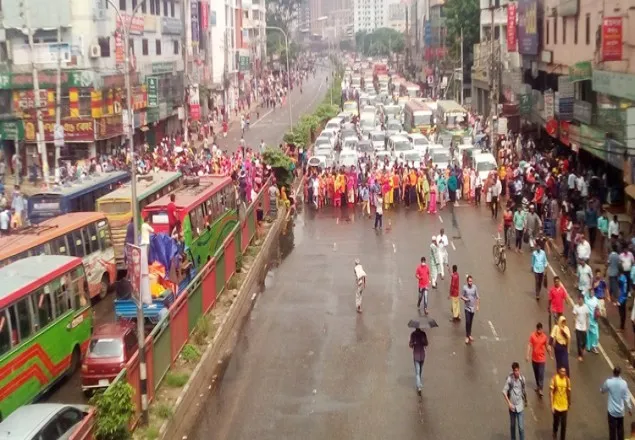 সড়ক ছেড়েছে শ্রমিকরা