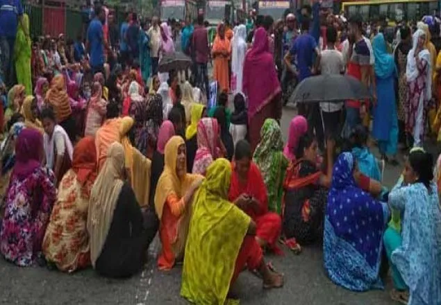 মধ্যরাতেও গার্মেন্ট শ্রমিকরা সড়কে