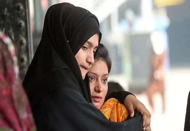 কাশ্মীরি মেয়েদের দিন কাটছে ভয়ঙ্কর আতঙ্কে