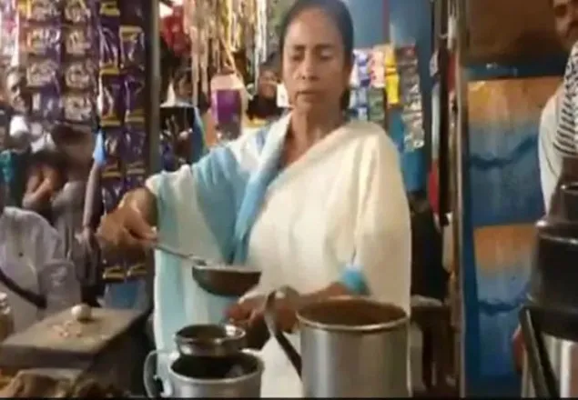 হঠাৎ দোকানে ঢুকে চা বানালেন মমতা (ভিডিও)