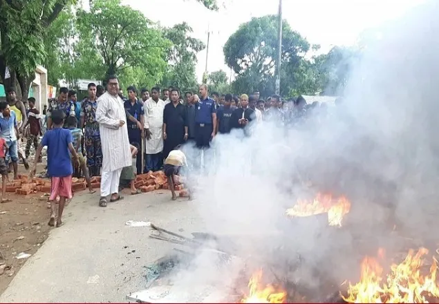 রোহিঙ্গা শিবিরে স্থানীয়দের ভাঙচুর