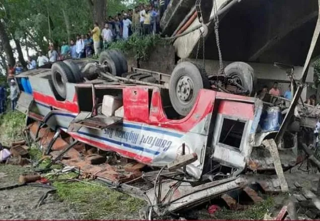 সেতুর রেলিং ভেঙে বাস খাদে, নিহতের সংখ্যা বেড়ে ৮