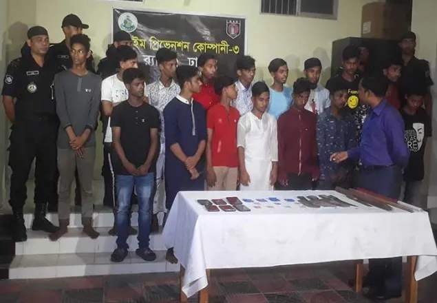 রাজধানীতে কিশোর গ্যাংয়ের ১৭ সদস্য গ্রেফতার