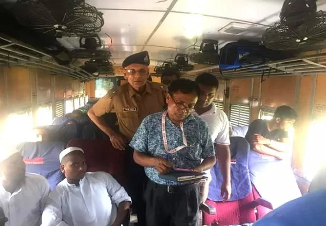 বিনা টিকিটে রেল ভ্রমনের দায়ে ৮৭ হাজার টাকা জরিমানা
