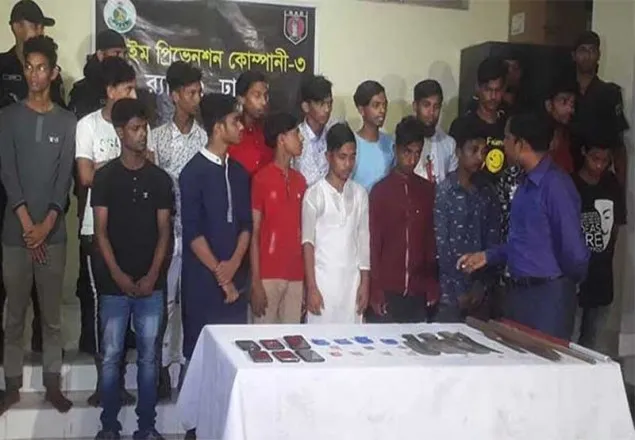 ঢাকায় কিশোর গ্যাংয়ের ১৭ সদস্য গ্রেপ্তার