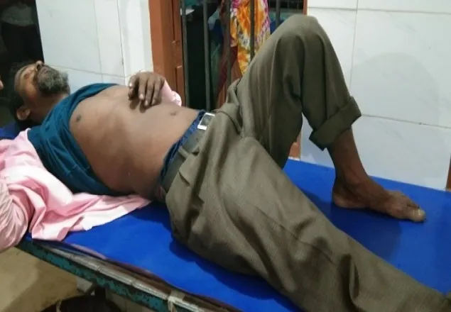 বাসের চালককে পেটালেন এসিল্যান্ডের গাড়ীর চালক