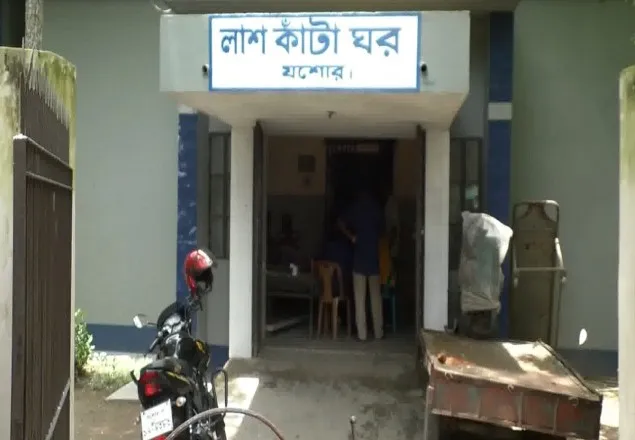 মহাসড়কের পাশে থেকে চালকের গলাকাটা লাশ উদ্ধার