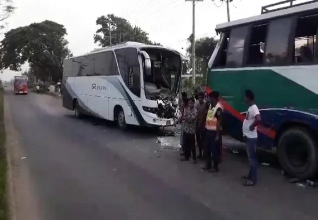 ভোর বেলায় সড়কে প্রাণ গেল দুজনের