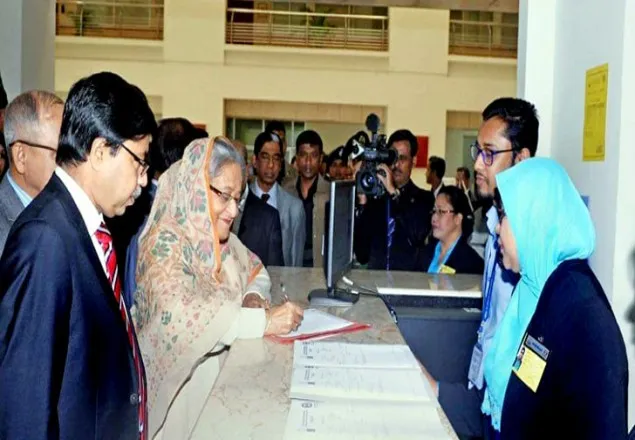 ১০ টাকার টিকিট কেটে চিকিৎসা নিলেন প্রধানমন্ত্রী
