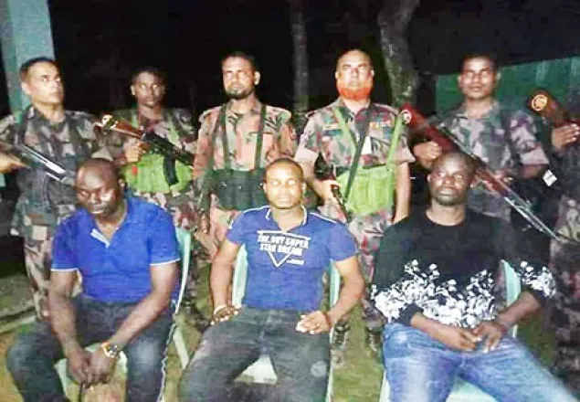 পরশুরাম সীমান্তে ৩ নাইজেরিয়ানসহ আটক ৫