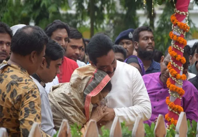 এরশাদের কবরে কাঁদলেন রওশন, ওনি মাটিতে শুয়ে আছো কেন!