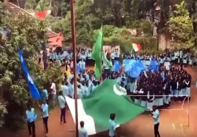পাকিস্তানি পতাকা নিয়ে মিছিল করায় কেরালায় ৩০ ছাত্র আটক