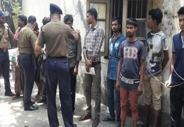 বেআইনিভাবে ট্রেনের ছাদে ভ্রমণ, আটক ১৩