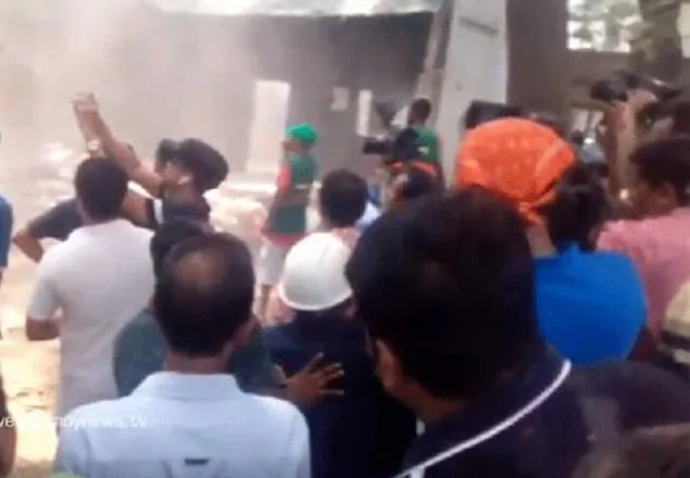 ছাত্রদের সঙ্গে সংঘর্ষের পর ভাঙা হলো মসজিদের রান্নাঘর