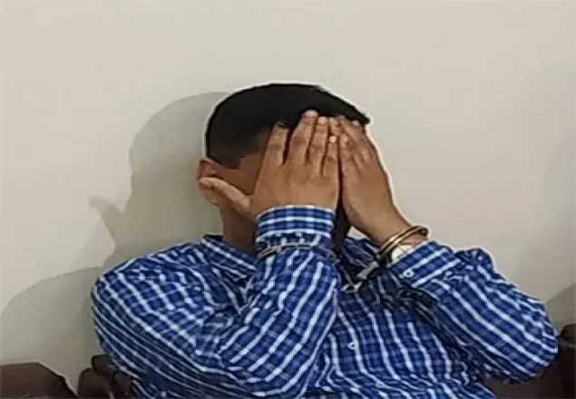 ঘুষের টাকাসহ নৌ-অধিদপ্তরের কর্মকর্তা আটক