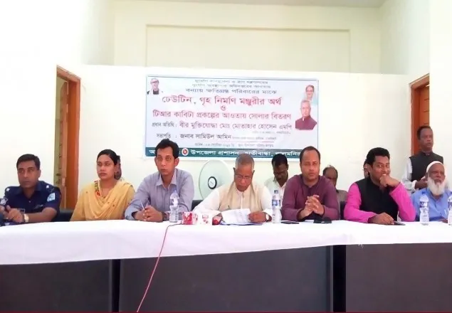হাতীবান্ধায় এমপি মোতাহারের টিন, টাকা ও সোলার বিতরণ