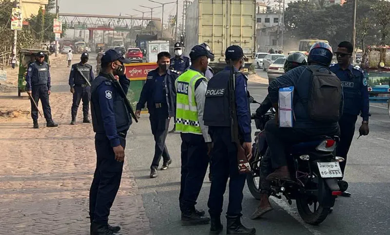 সাভারের পথে পথে পুলিশের চেকপোস্ট
