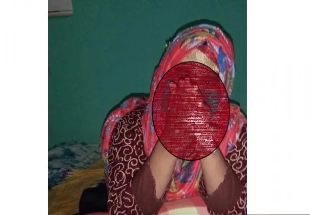 বিয়ের দাবিতে সাংবাদিকের বাড়িতে কলেজ ছাত্রীর অনশন