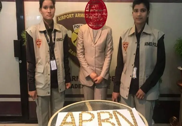 শাহজালালে ১০ কেজি সোনাসহ কেবিন ক্রুকে আটক 