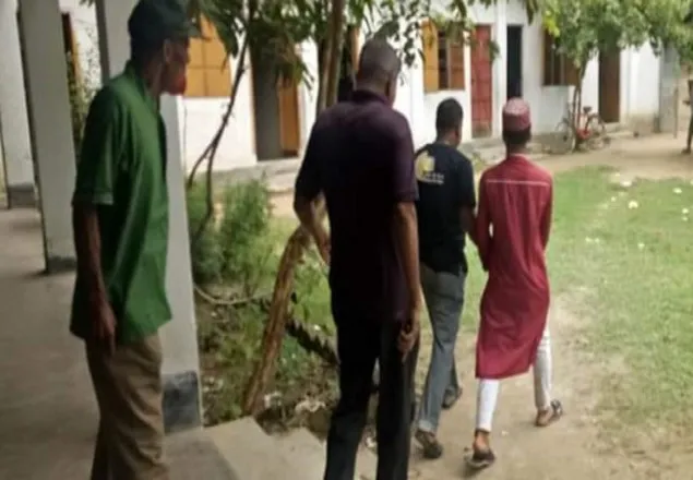 ক্লাসে ঢুকে মাদ্রাসা ছাত্রকে ধরে নিয়ে গেলো পুলিশ
