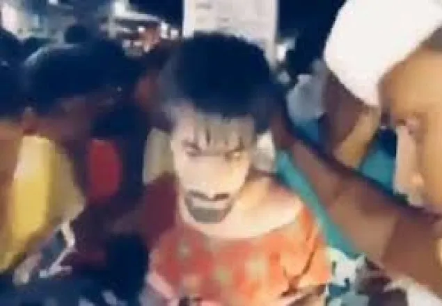  ভারতে কাশ্মিরি ছাত্রকে মেয়েদের পোশাক পরিয়ে নির্যাতন