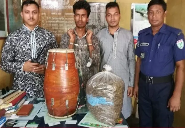 ঢোলের ভেতরে করে গাঁজা পাচার 