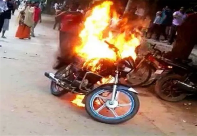 জরিমানা করায় পুলিশের সামনে নিজের বাইকেই আগুন ধরিয়ে দিলেন চালক