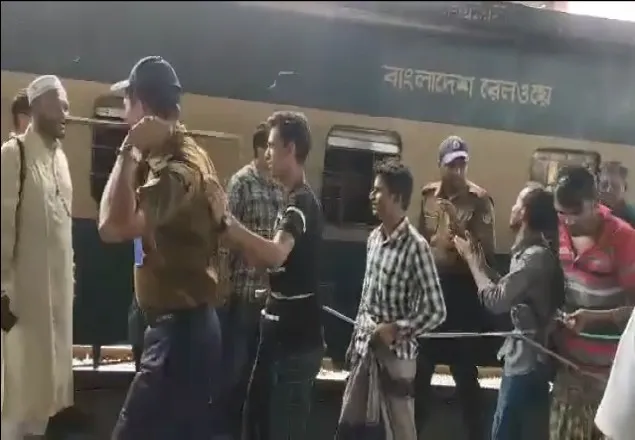 ট্রেনের ছাদে ভ্রমণ, ১১জন আটক